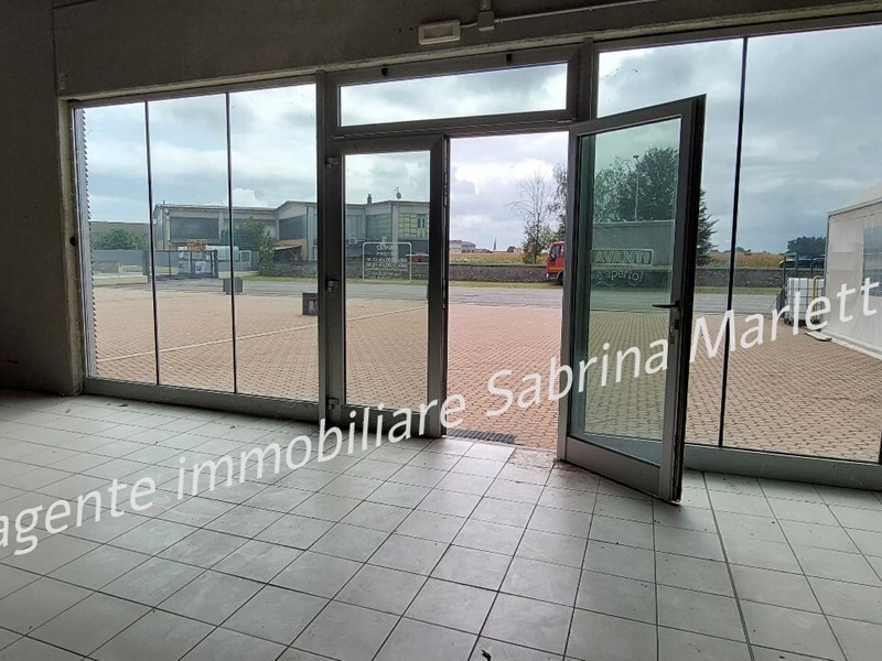 Negozio in Affitto a Buriasco, 800€, 168 m²