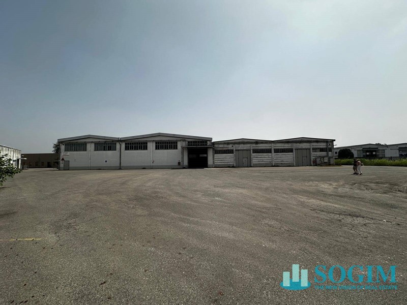 Capannone in Vendita a Casalpusterlengo, 3'000'000€, 7960 m²