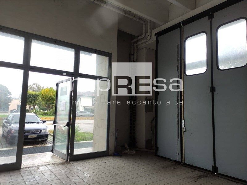 Immobile commerciale in Vendita a Villorba, zona Castrette, 175'000€, 350 m²