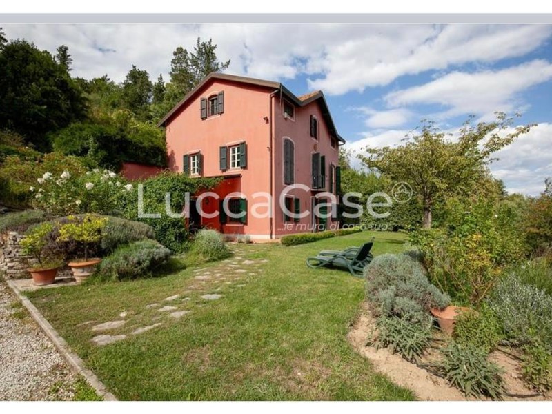 Villa in Vendita a Lucca, zona San Lorenzo a Vaccoli, 950'000€, 450 m², arredato