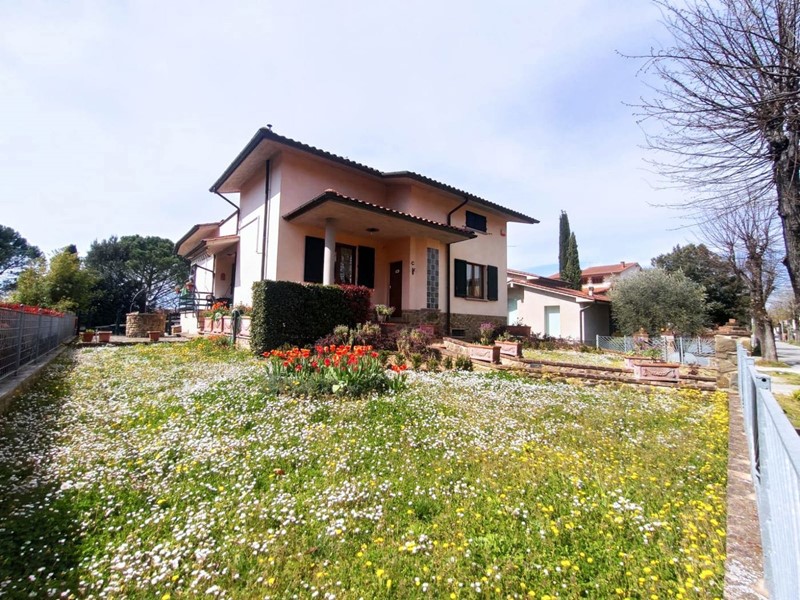 Villa in Vendita a Asciano, 460'000€, 245 m²