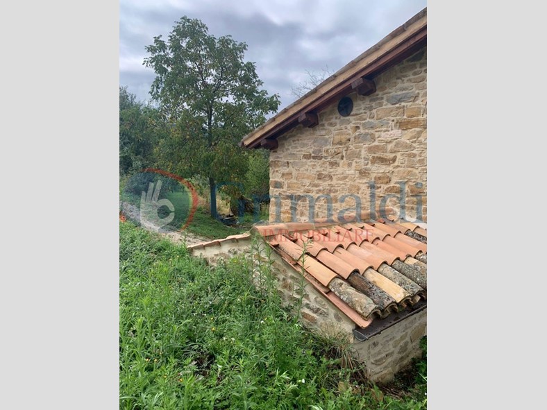 Casale in Vendita a Fiastra, 180'000€, 110 m²