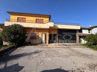 Casa Indipendente in Vendita a Arquà Polesine, 199'000€, 150 m², con Box