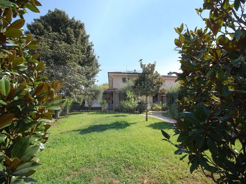 Villa in Vendita a Pietrasanta, zona Marina Di Pietrasanta, 1'200'000€, 180 m²