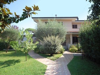 Villa in Vendita a Pietrasanta, zona Marina Di Pietrasanta, 1'200'000€, 180 m²