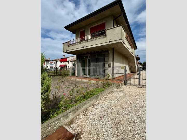 Casa Indipendente in Vendita a Villadose, zona Canale, 109'000€, 225 m², con Box