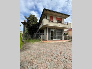 Casa Indipendente in Vendita a Villadose, zona Canale, 109'000€, 225 m², con Box