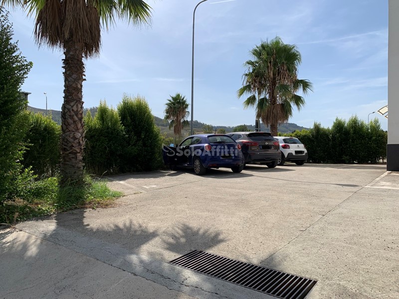 Ufficio in Affitto a Caraffa di Catanzaro, 500€, 80 m²