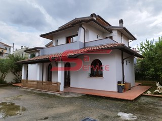 Villa bifamiliare in Vendita a Montecatini Terme, 670'000€, 260 m², arredato