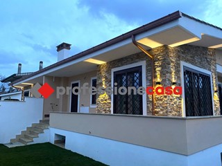 Casa Indipendente in Vendita a Pomezia, zona Torvaianica Alta, 285'000€, 