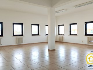 Ufficio in Affitto a Longiano, zona Crocetta, 850€, 85 m²
