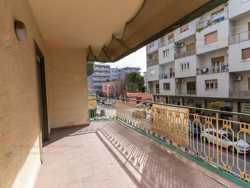 Appartamento in Vendita a Siracusa, zona Tisia Tica Zecchino, 125'000&euro;, 180 m², con Box