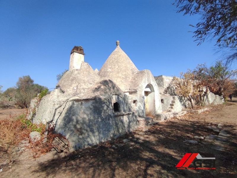 Casale in Vendita a San Michele Salentino, 120'000&euro;, 37000 m²