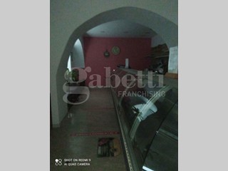 Negozio in Affitto a Benevento, 1'200€, 88 m²