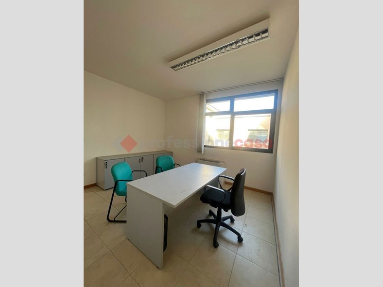 Ufficio in Affitto a Arezzo, 120'000€, 80 m²