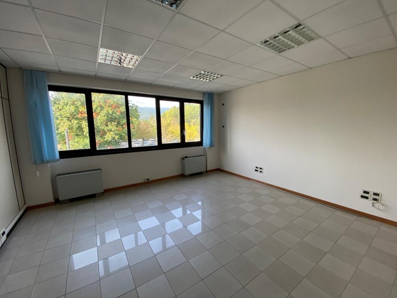 Ufficio in Affitto a Capannori, zona Guamo, 750&euro;, 75 m²