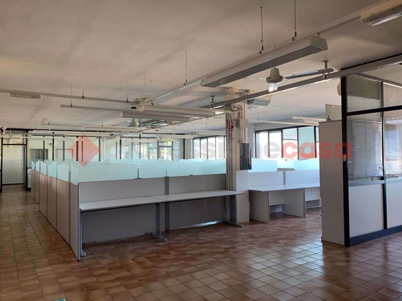 Ufficio in Affitto a Arezzo, 3'500€, 1180 m²