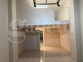 Negozio in Affitto a Battipaglia, 600€, 95 m²