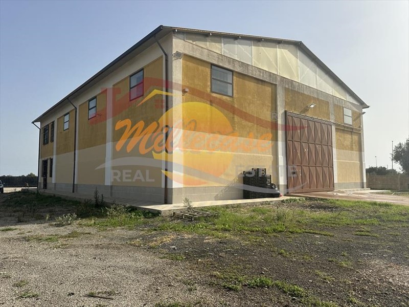 Capannone in Vendita a Siracusa, zona Elorina, 485'000€, 550 m²