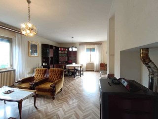 Appartamento in Vendita a Narni, 120'000&euro;, 162 m², con Box