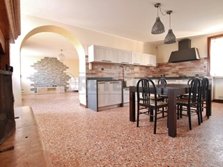 Casa Semi Indipendente in Vendita a Gambellara, 215'000€, 202 m²