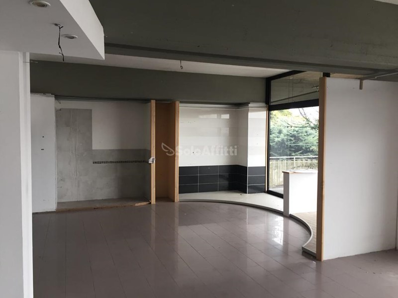 Capannone in Affitto a Chieri, zona Strada Cambiano, 3'000€, 1250 m²