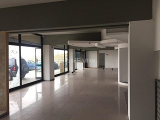 Capannone in Affitto a Chieri, zona Strada Cambiano, 3'000€, 1250 m²