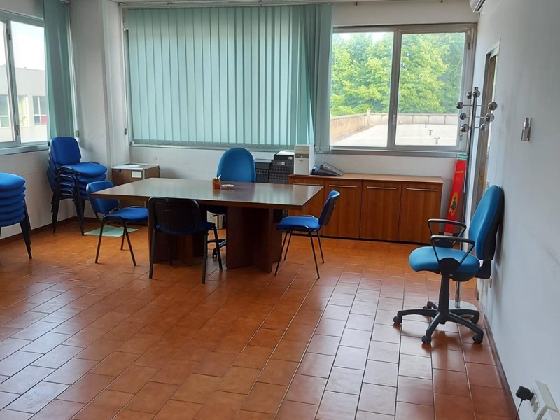 Capannone in Affitto a Siena, 900€, 130 m²