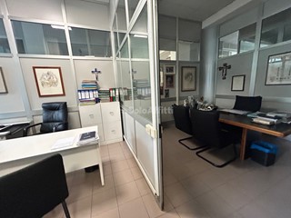 Ufficio in Affitto a Siena, zona Zona Stazione, 300€, 100 m²