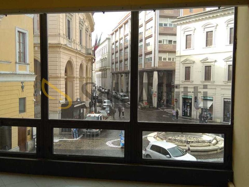 Ufficio in Affitto a Chieti, zona Centro storico, 1000 m²