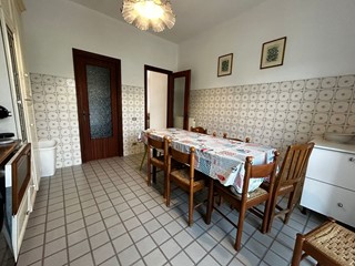 Casa Semi Indipendente in Affitto a Luni, zona Dogana, 1'400€, 200 m², arredato