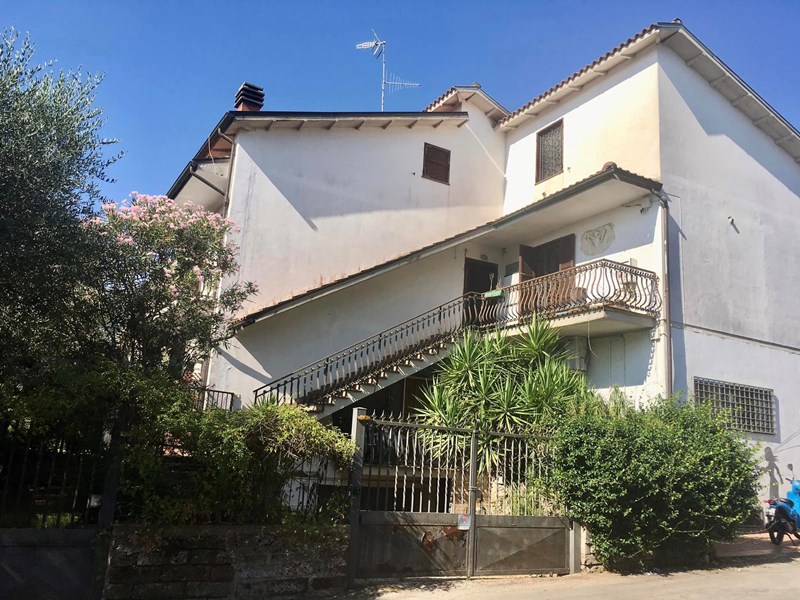 Casa Indipendente in Vendita a Civita Castellana, zona Via Ugo Bassi, 179'000€, 190 m², con Box