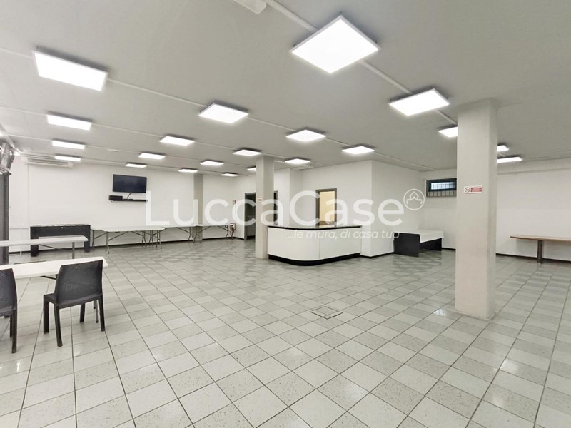 Immobile commerciale in Affitto a Lucca, zona Sant'Anna, 2'500€, 240 m²