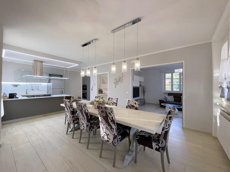 Casa Indipendente in Vendita a Camaiore, zona Nocchi, 950'000&euro;, 450 m²