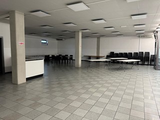 Negozio in Affitto a Lucca, 2'700€, 240 m²