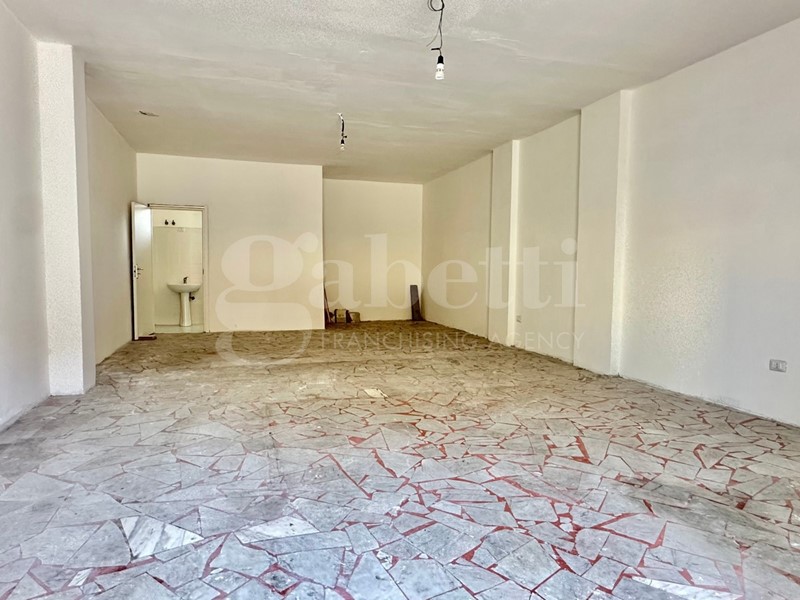 Negozio in Affitto a Calvizzano, 500€, 60 m²