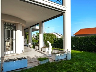 Appartamento in Vendita a Desenzano del Garda, 730'000&euro;, 200 m², arredato, con Box