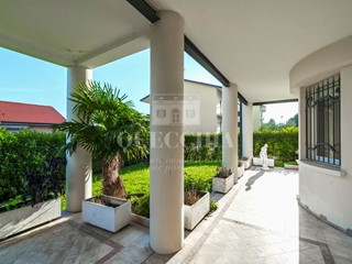 Appartamento in Vendita a Desenzano del Garda, 730'000&euro;, 200 m², arredato, con Box