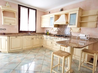 Casa Semi Indipendente in Vendita a Arzignano, 355'000€, 350 m², con Box