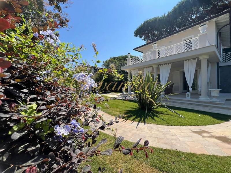 Villa in Affitto a Forte dei Marmi, zona Vittoria Apuana, 35'000€, 170 m², arredato