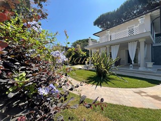 Villa in Affitto a Forte dei Marmi, zona Vittoria Apuana, 35'000€, 170 m², arredato