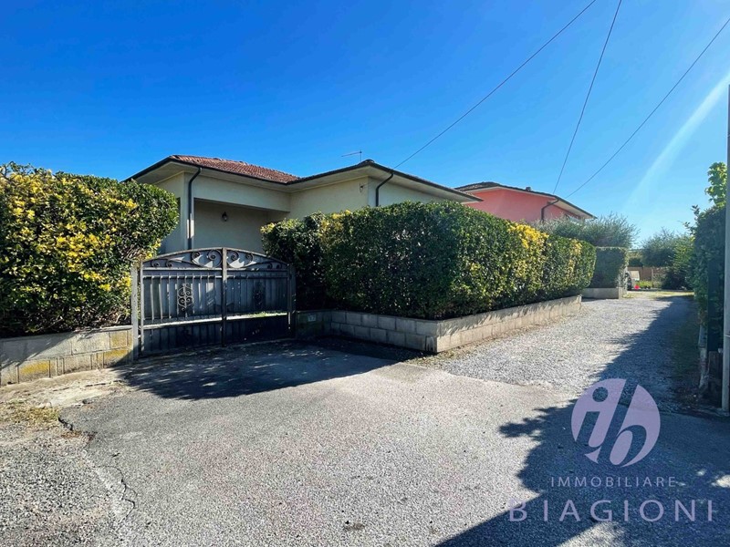 Casa Indipendente in Vendita a Pietrasanta, zona Africa, 390'000€, 120 m², con Box