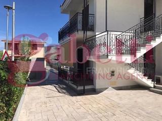 Villa bifamiliare in Vendita a Cellole, 180 m², arredato