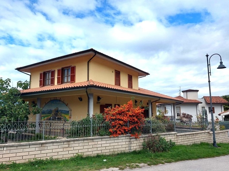 Villa in Vendita a L'Aquila, 299'000&euro;, 300 m², arredato