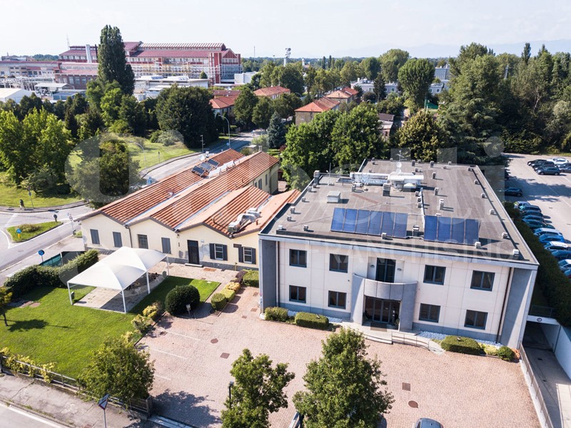 Attività commerciale in Vendita a Cesano Maderno, 1800 m²