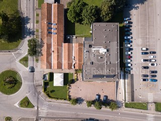 Attività commerciale in Vendita a Cesano Maderno, 1800 m²