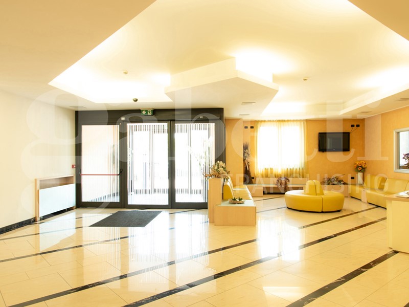 Attività commerciale in Vendita a Cesano Maderno, 2040 m²