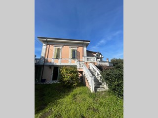 Casa Semi Indipendente in Vendita a Carrara, 410'000€, 160 m²