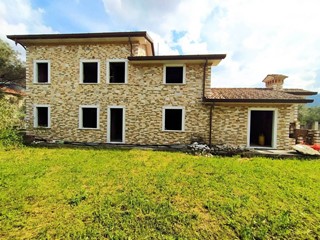 Villa in Vendita a Seravezza, 550'000&euro;, 140 m², arredato, con Box