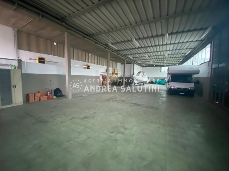 Capannone in Vendita a Castelfranco di Sotto, 370'000€, 700 m²